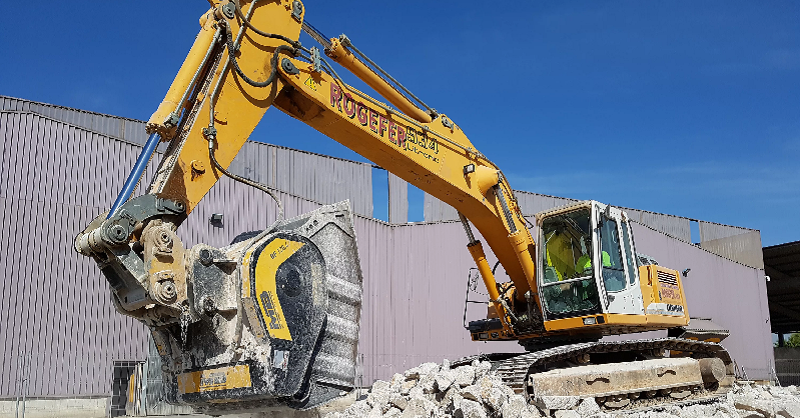 снос и демонтаж зданий с MB Crusher